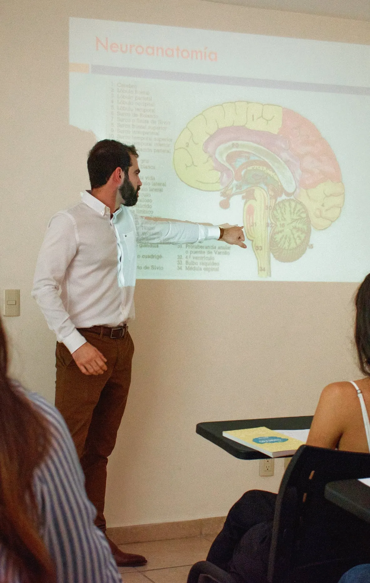 Especialista de INNA explicando neuroanatomía frente a un grupo