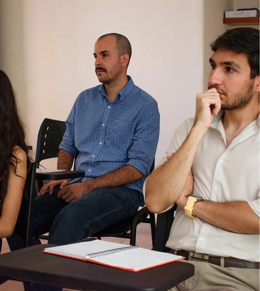Asistentes escuchando durante una clase