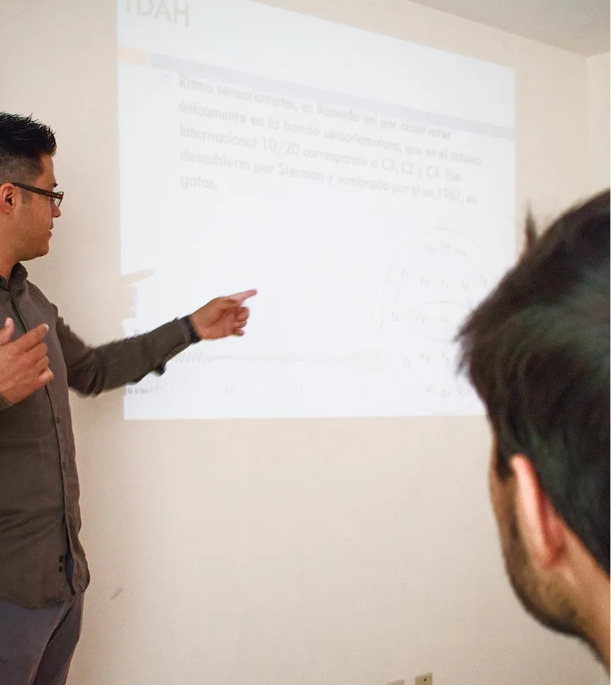 Especialista explicando una presentación