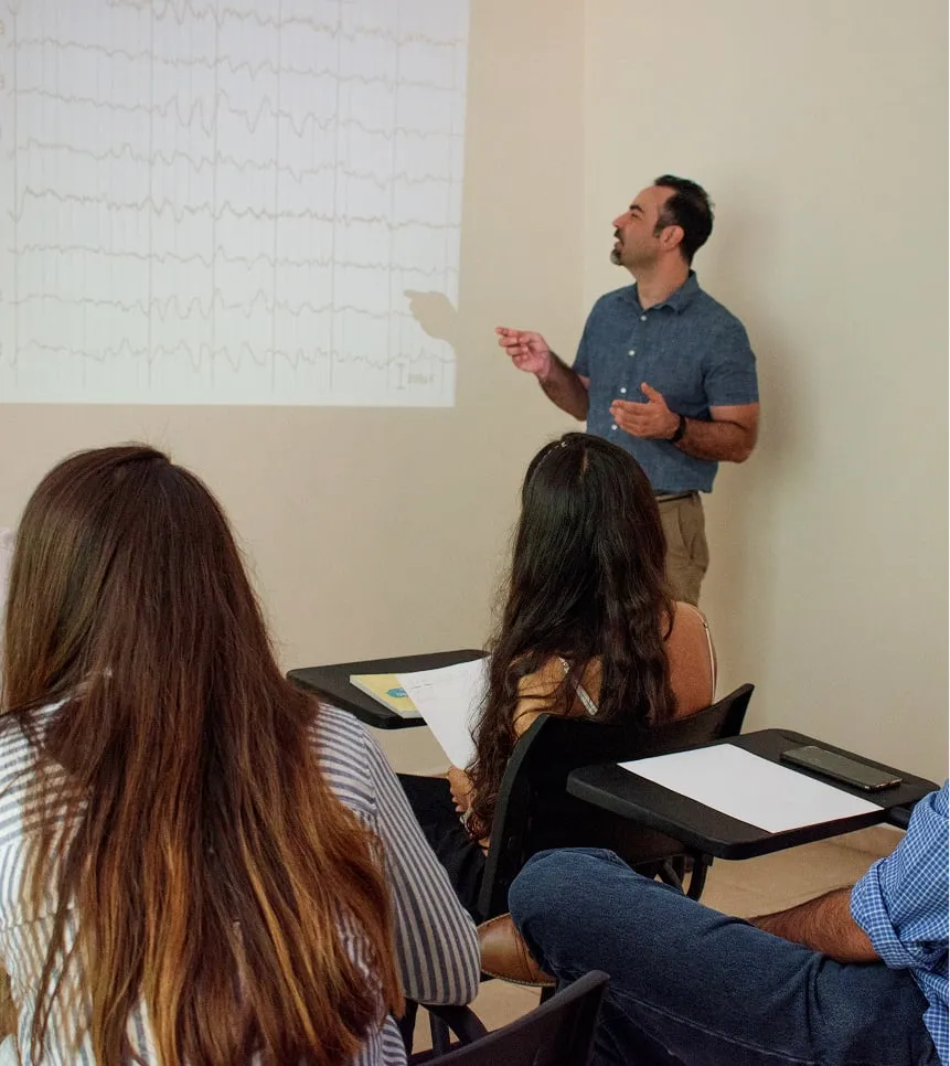 Clase de certificación con alumnas tomando notas