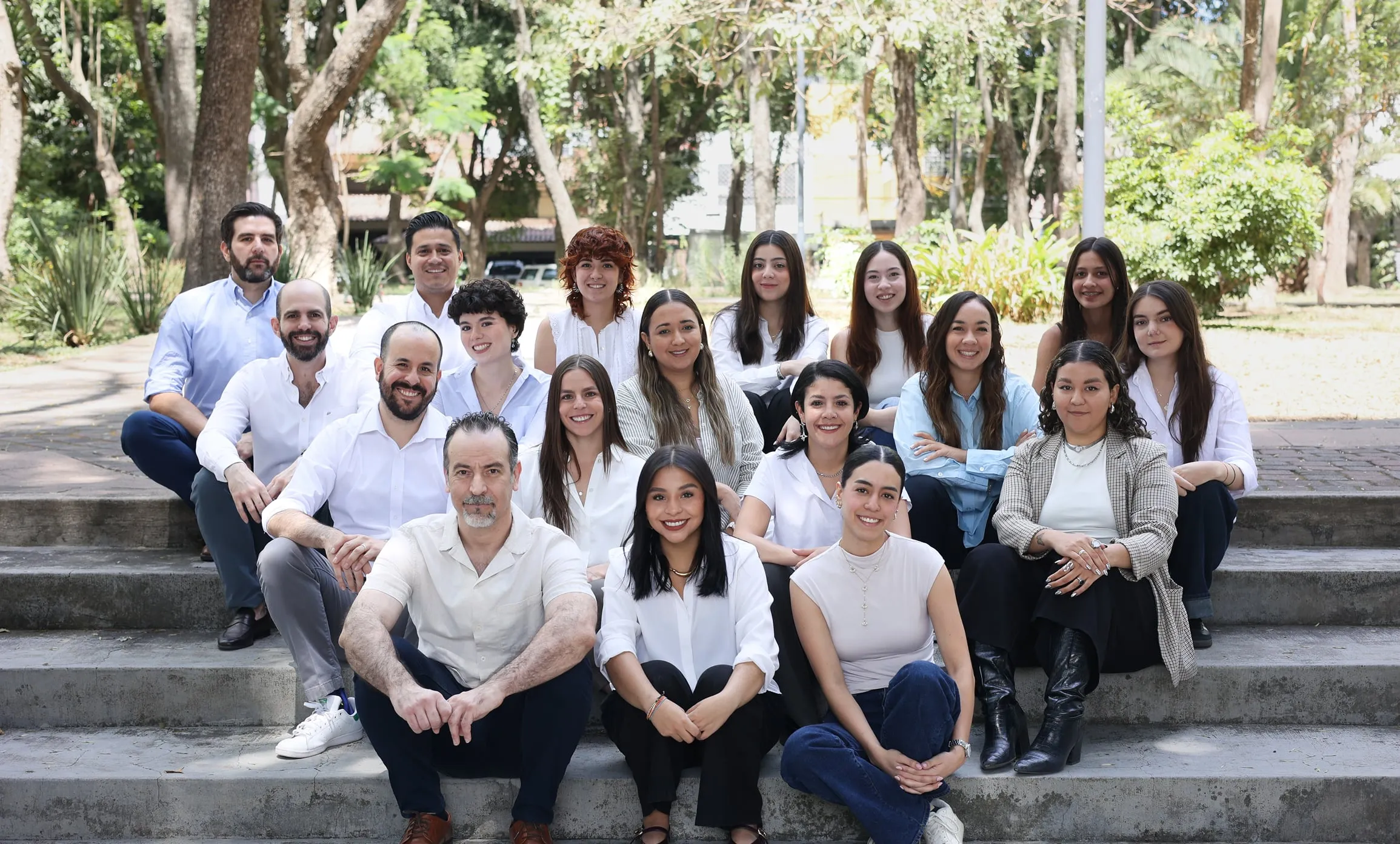 Equipo de INNA reunido al aire libre