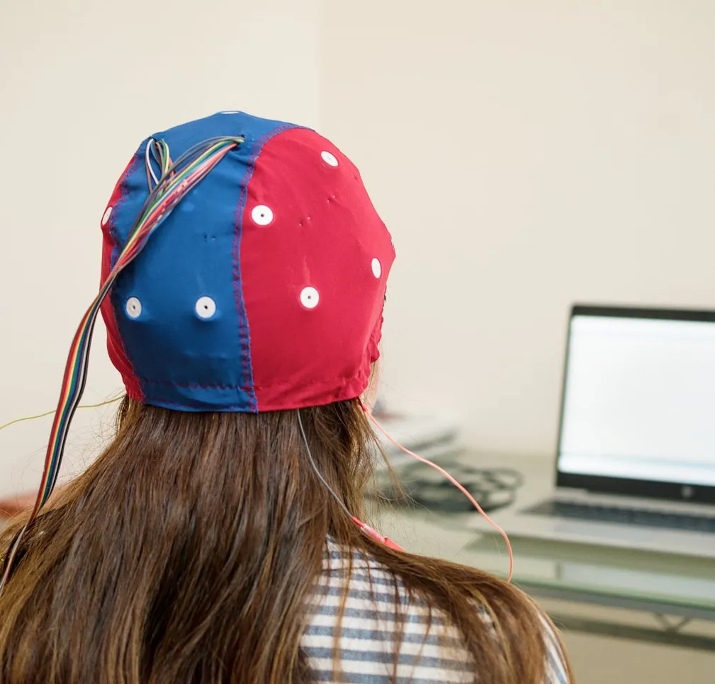 Persona con gorro de electrodos para mapeo cerebral