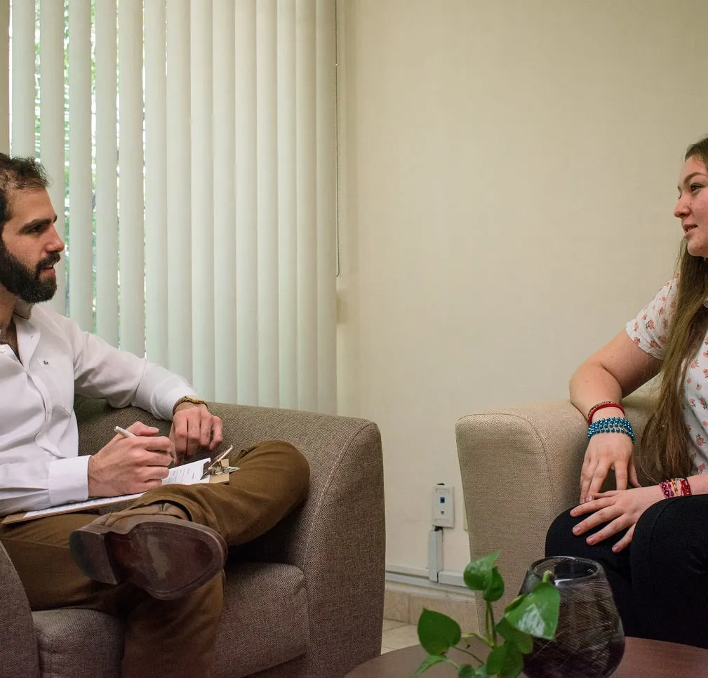 Psicólogo atendiendo a una consultante